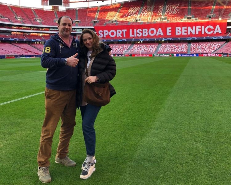 Aanleg Mixto-hybrideveld bij Benfica. Rienks met zijn Russische vrouw, die een juridische achtergrond heeft. Aanleg Mixto-hybrideveld bij Benfica. Rienks met zijn Russische vrouw, die een juridische achtergrond heeft.