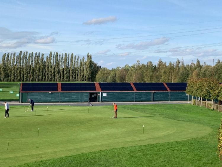 Een grootverbruiker met een installatie vanaf drie keer 80 ampère kan de opgewekte stroom niet salderen. (Archieffoto golfbaan Gulbergen)