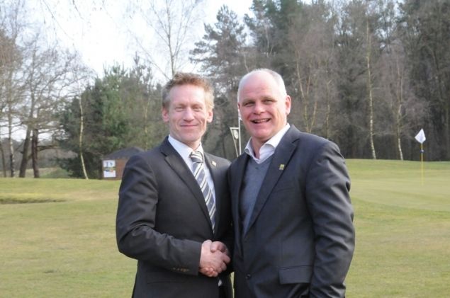 John van Hoesen draagt de voorzittershamer over aan Koert Donkers