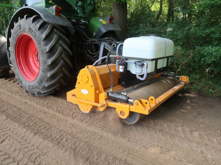 De paden worden eerst gefreesd De paden worden eerst gefreesd