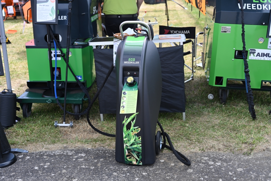 De Eco Weedkiller heeft 25 liter kokend water aan boord De Eco Weedkiller heeft 25 liter kokend water aan boord