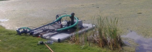 Bijzondere machine om vijvers en vennen schoon te maken. 