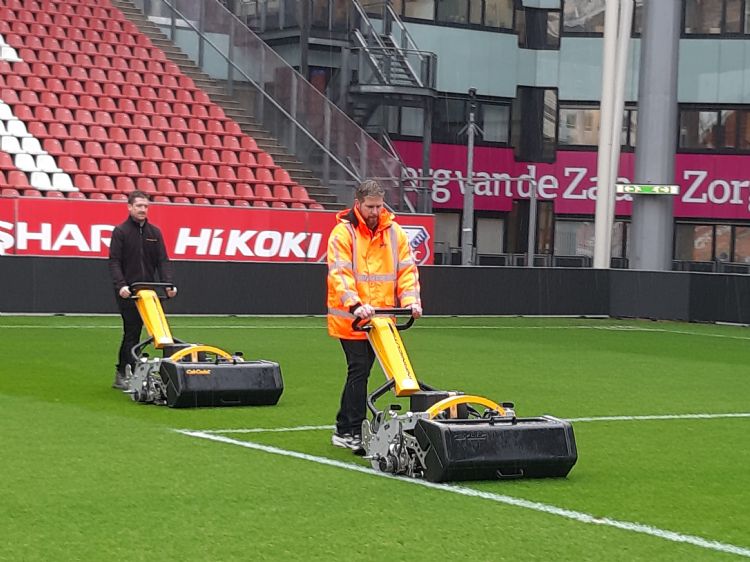 De maaiers zijn niet helemaal stil, maar wel bijna. De maaiers zijn niet helemaal stil, maar wel bijna.