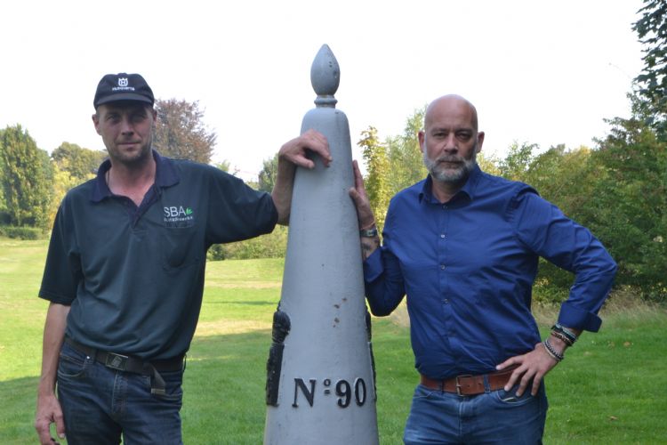 Grenspalen tegen de Nederlands-Belgische grens aan Grenspalen tegen de Nederlands-Belgische grens aan