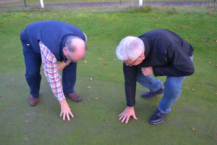 Timmerman en Kostka inspecteren de oefengreen.