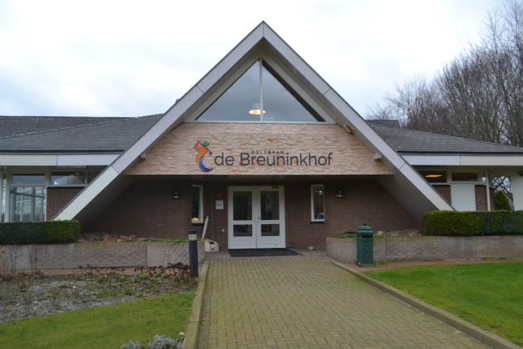 Het clubhuis van Golfbaan de Breuninkhof