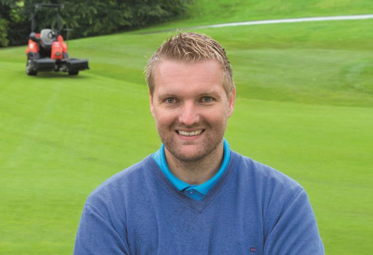 Jannes Landkroon, hoofdgreenkeeper op Golfcentrum de Batouwe. Jannes Landkroon, hoofdgreenkeeper op Golfcentrum de Batouwe.