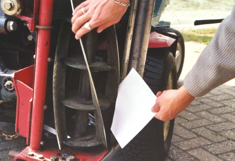 Een eenvoudige truc om te controleren of de messen weer scherp zijn. Een eenvoudige truc om te controleren of de messen weer scherp zijn.