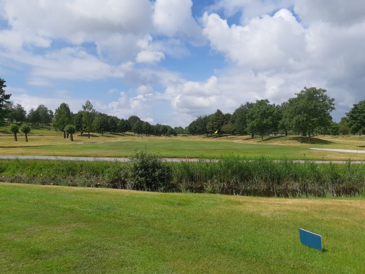 Uitzicht op hole 9 vanaf het clubhuis. Uitzicht op hole 9 vanaf het clubhuis.