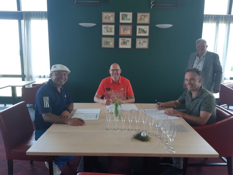 Gustavo Barrios Rivas, Hans Wognum en Johan Oosthoek tekenen het contract. Op de achtergrond Piet Oosthoek. Gustavo Barrios Rivas, Hans Wognum en Johan Oosthoek tekenen het contract. Op de achtergrond Piet Oosthoek.