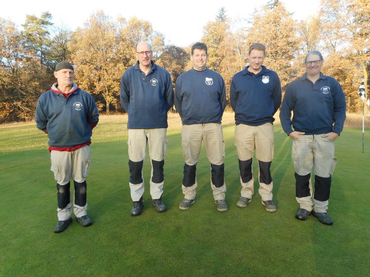 Het greenkeepersteam van Geijsteren. V.l.n.r. Cor van Meijel, Paul Tax, Eric Janssen (assistent-hoofdgreenkeeper), Eric Wijnhoven (hoofdgreenkeeper) en Peter Swinkels. Hans Maas was verhinderd.