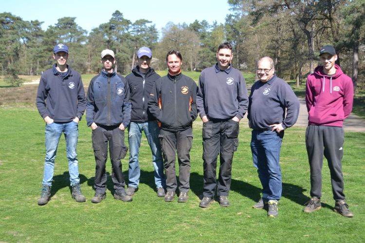 V.l.n.r. Pieter Vegter (vakantiehulp), Maarten van der Werf, Oliver Takes, Frederik Koopman, Marcel Bossinade (assistent-hoofdgreenkeeper), Mark Lampe (hoofdgreenkeeper) en Evan Hildebrand (uitzendkracht). Niet op de foto: Wouter Deelen.