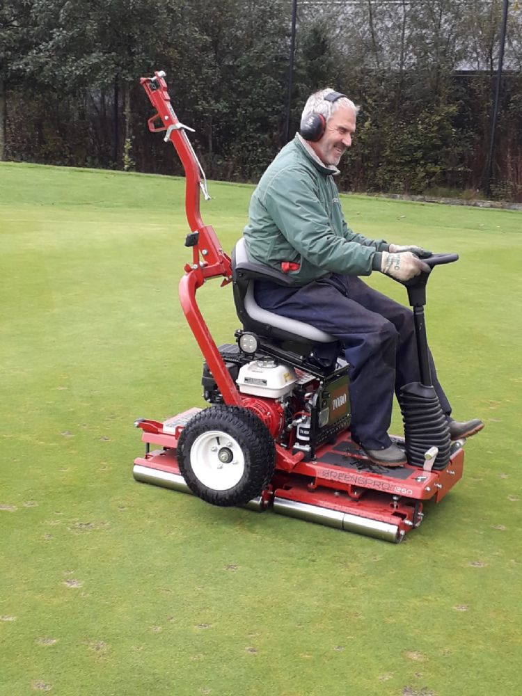 Greenkeeper Ro Wempe op de Toro GreensPro 1260