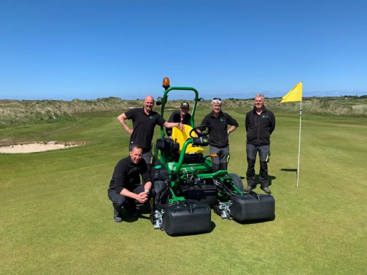 De greenkeepers met de 2750 Precision Cut