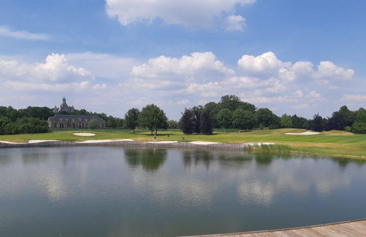 Uitzicht vanaf het clubhuis op The Mondial, met op de achtergrond kasteel Heemstede