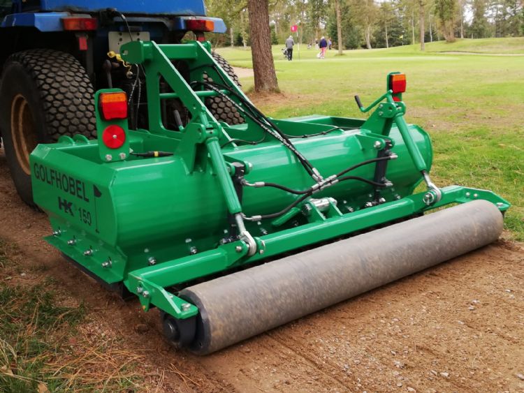 De Golfhobel (150) in actie op een golfbaan