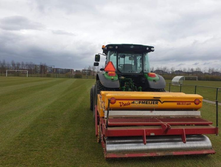 Fieldmanager of the Year 2020 Jaap Verhagen van de gemeente Zutphen: 'Sinds we doorzaaien met de Vredo DDS-doorzaaimachine, komt het 4turf-mengsel zelfs extra vroeg op!'