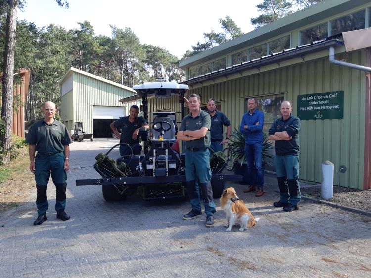 Het greenkeepersteam: Philip Snoep, Jurgen Eisenberger (deels greenkeeper en deels monteur), hoofdgreenkeeper Eric Metselaar, assistent-hoofdgreenkeeper Dennis van Bekkum, projectleider Bart Hooghiemstra en Albert Duits. Op de voorgrond hond Bumper.