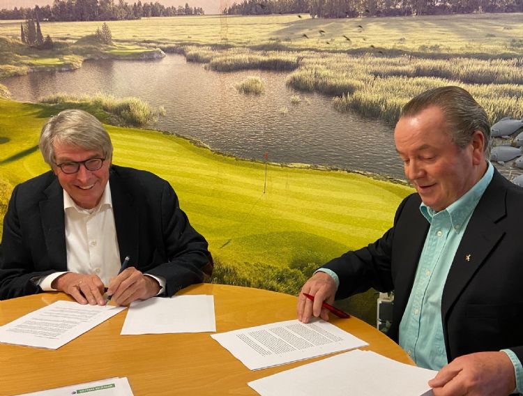 Leo de Jong (l) en John Scholte (r) tekenen de verkoopovereenkomst van de aandelen.