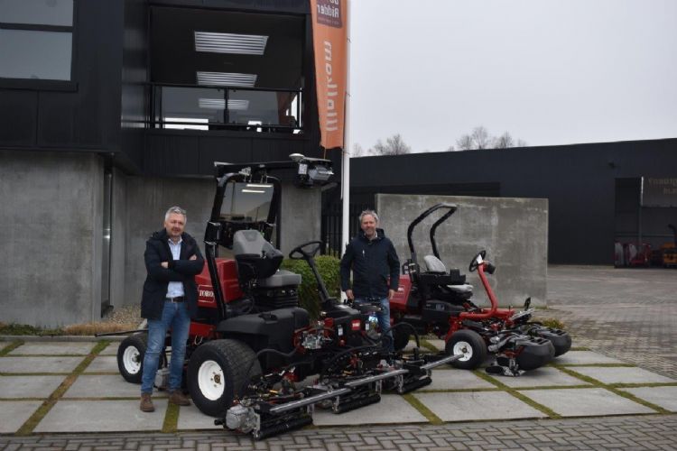 Arie-Jan de Ridder en Frank de Ridder met de nieuwe fairwaymaaiers.