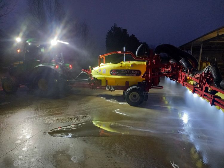 Werklampen laten zien dat fijne druppels niet aan het luchtgordijn ontsnappen.