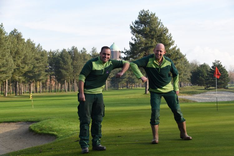 De komende en gaande hoofdgreenkeeper van de Woeste Kop, met rechts Arjen Westeneng