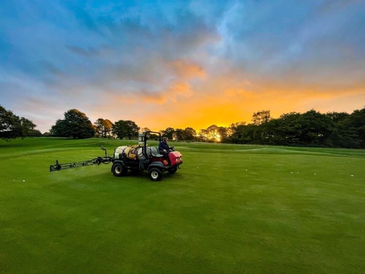 Een voordeel van de producten van ICL is dat ze makkelijk gemengd kunnen worden met andere producten, waardoor de greenkeeper maar één spuitbeurt hoeft uit te voeren.