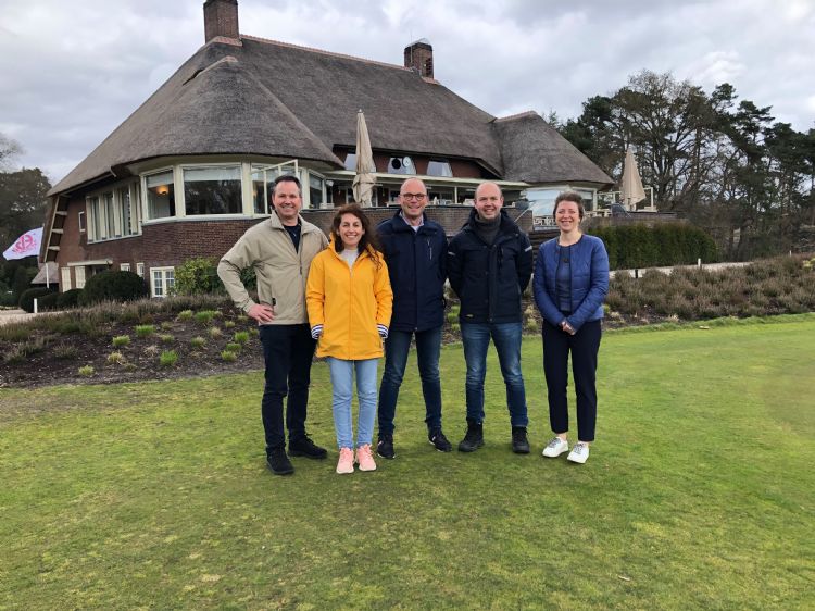 Michel Wimmers, Sabrina Agredano Moreno, André Steenhuis, Stein De Meulemeester en Florence Debret op bezoek bij de Eindhovensche Golfbaan