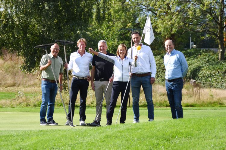 Theo Hoekstra (bestuurslid Spandersbosch), Alexander de Vries (projectleider De Ridder), Frank de Ridder, Celia Noordegraaf (voorzitter Spandersbosch), Vincent de Vries (projectleider De Ridder), Arvid Gustafsson (manager Spandersbosch). (Foto: Bart Landman, hstotaal.nl)