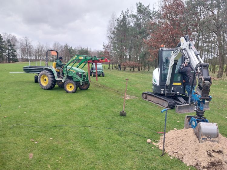 Het leggen van PE-leidingen in de grond gebeurt snel en laat vrijwel geen sporen na. Foto's: Bart Mullink