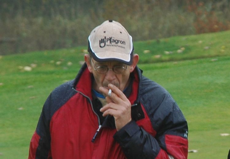 Archieffoto uit 2007: Op de fairway van Winston Golf: Ton Metselaar met zijn onafscheidelijke sjekkie