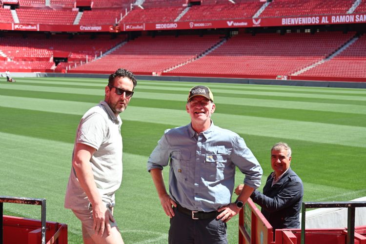 Paul Baas en Marco Blom op het veld van FC Sevilla