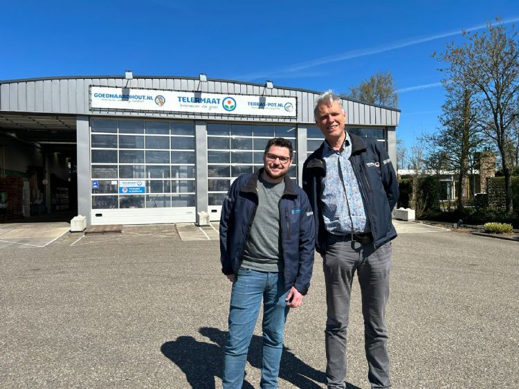 Cor Poppe (rechts) geeft tijdens de Gras Innovatie Dag uitleg over BlueN
