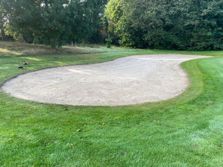 De strakke bunkerranden na bewerking met de cultivator.