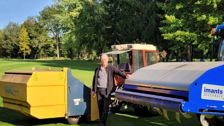 Jac van Appeven bij zijn Imants Shockwave en Imants-bladveger