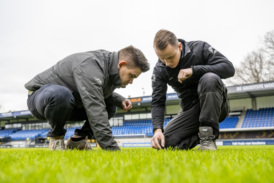 Nick Verbeet van Vos Capelle (links) op het sportveld. Rechts Thimo de Nijs, fieldmanager van RKC Waalwijk.