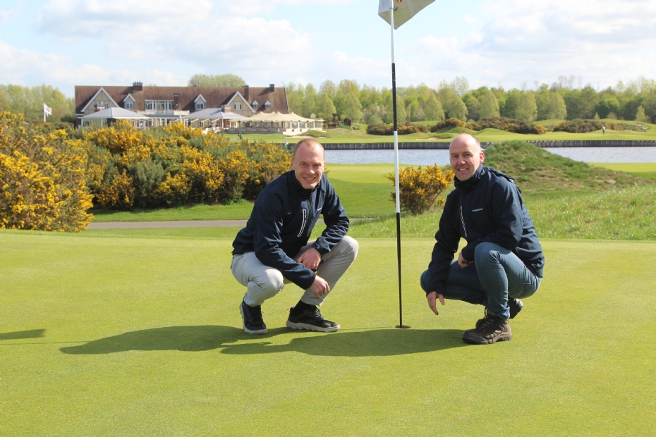 Olaf Bos (links) en Martin Vrieze op bezoek bij The Dutch in Spijk, zeven keer op rij verkozen tot best onderhouden golfbaan van Nederland