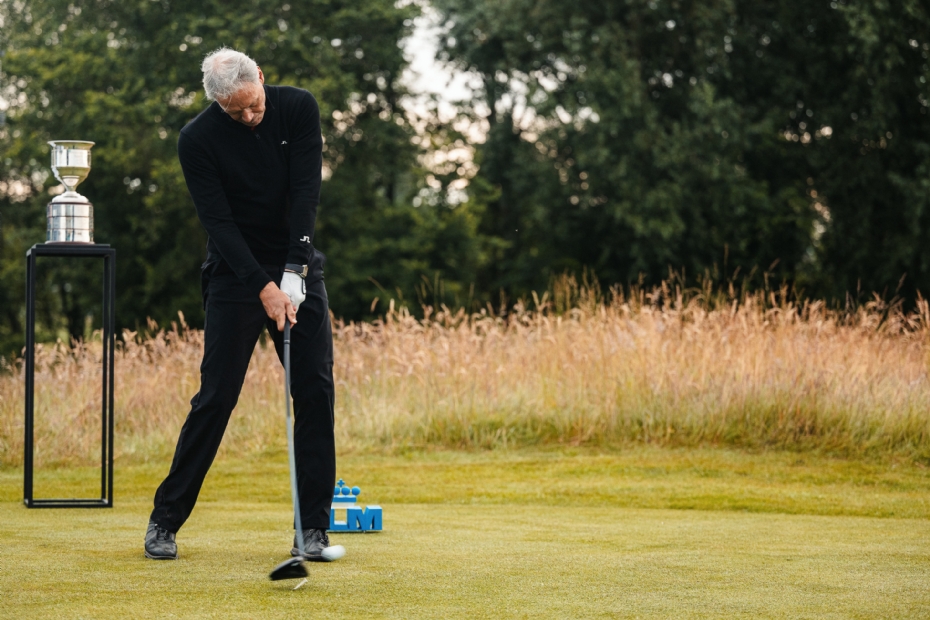 Marco van Basten met de eerste afslag van het 104de KLM Open (Foto: KLM Open organisatie)