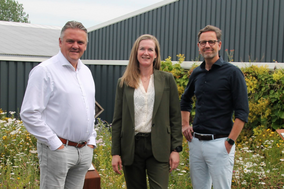 Vertrekkend CEO van Sempergreen Groep Corné van Garderen (l.) met opvolgers Henriette Vink en Aldo Tognini