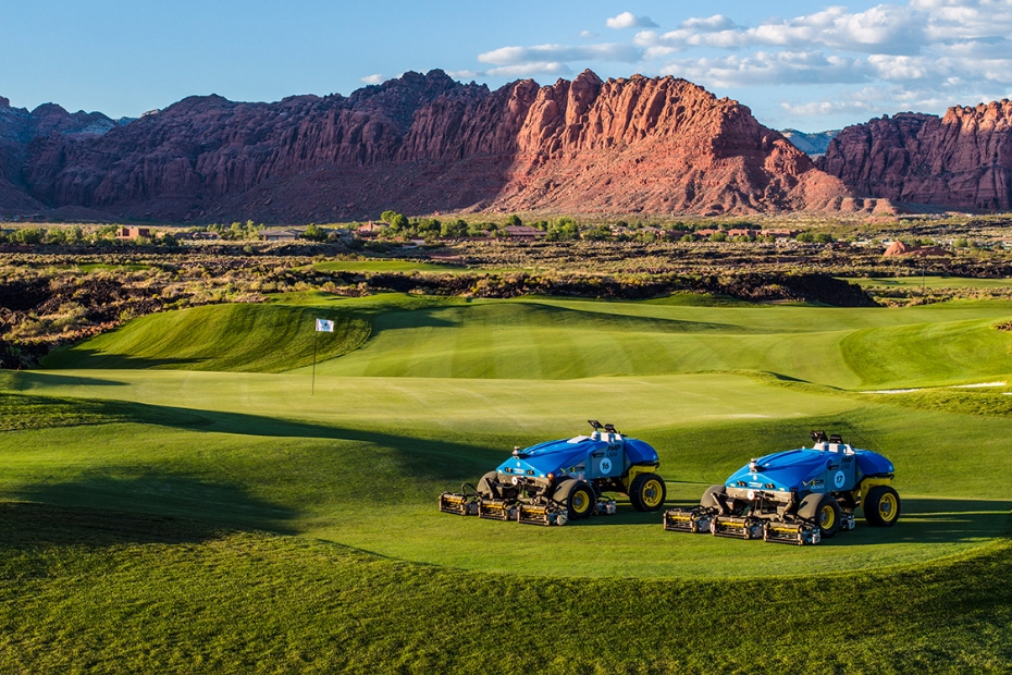 Twee firefly amp maaiers op de black desert resort golfbaan. (Foto: Brian Oar)