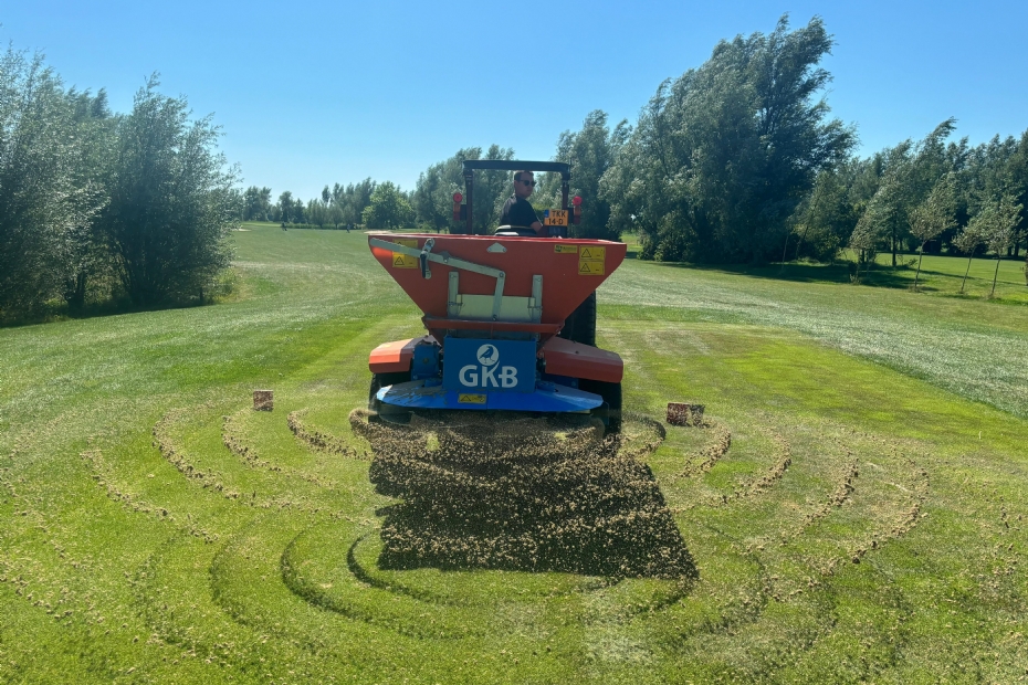 Een GKB sandspreader in actie (archieffoto).