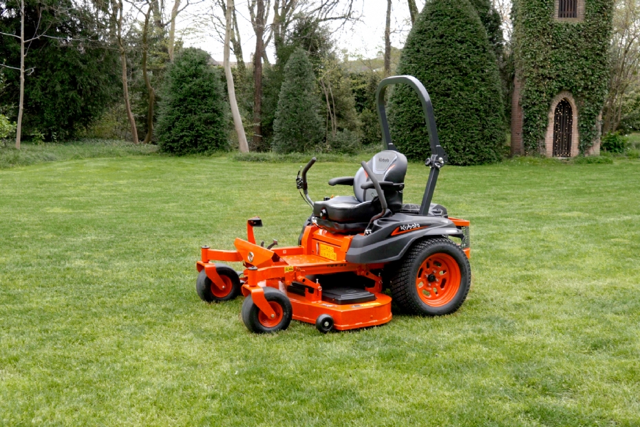 De Kubota Z4-541, in 2024 geintroduceerd, ook met een Kawasaki motor en een maaibreedte van 137 cm.