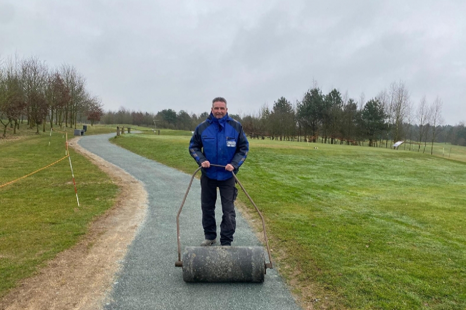 Ronald van Os, hoofdgreenkeeper golfbanen Welderen en Bleijenbeek, legt zelf de Bestone 0/8-paden aan