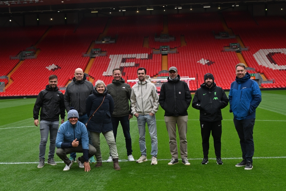 Groepsfoto bij Liverpool FC