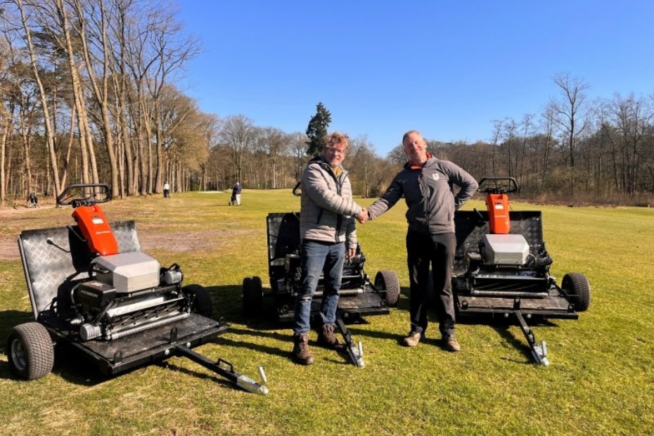 OP de foto vlnr Bertran van der Wiel (van der Wiel Tuin en Park machines ) en hoofdgreenkeeper Koert Donkers. 