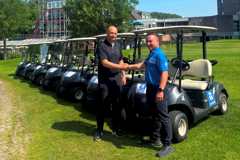 Stefan Schmeitz (r) (Kraakman) levert de Yamaha golfkarren uit aan Jeremy Kramer 