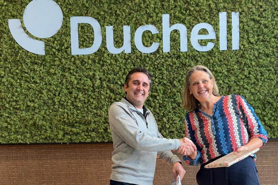 Ewout in t Veld ontvangt de bijbehorende oorkonde en felicitaties van Monique Madsen.