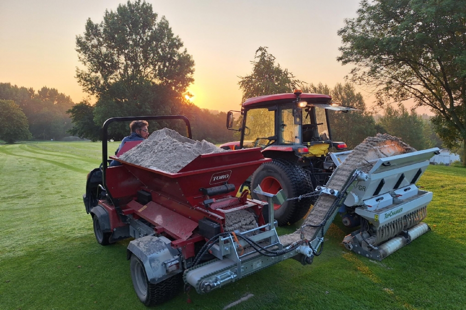De TopChanger wordt gevuld met zand met de Bunkerbuddy