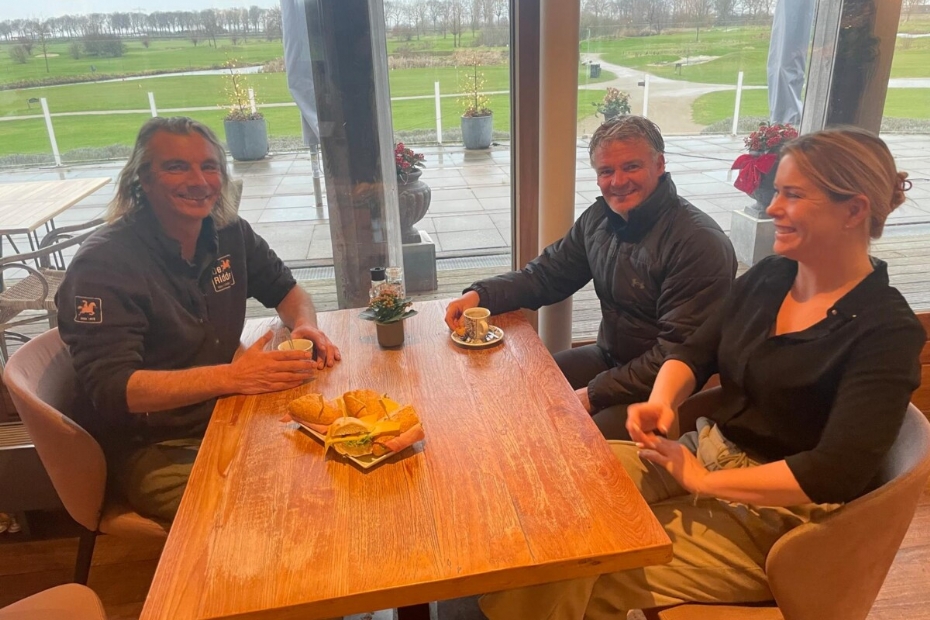 Sjoerd Griffioen (links), Stuart Mathi (pro) en horecamedewerker Danielle Westdorp.