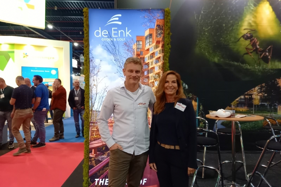 Nicole Rood (l) vertrekt bij De Enk Groen&Golf. Op de foto links Arjan Krikke. Archieffoto Vakblad Stad+Groen Vakbeurs Openbare Ruimte 2025.